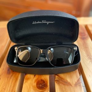 New Ferragamo black classic sunglasses SF917S